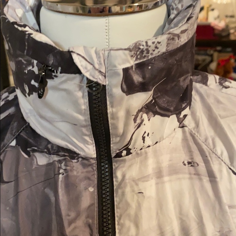 Lululemon Light Running Jacket - image 6